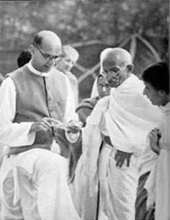Mahadev Desai and Gandhi meet with other Indian nationalists in 1939